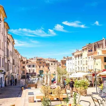 Au Coeur D'aix Avec Balcon Et Parking Apartamento